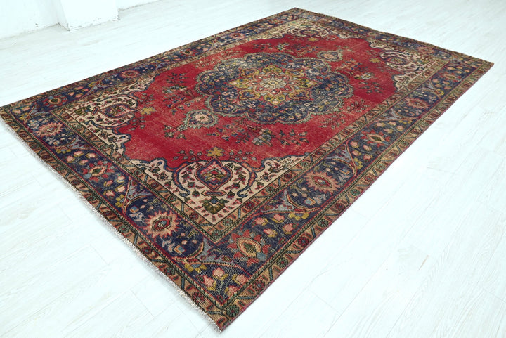 red Large rug 6' 7" x 9' 8"