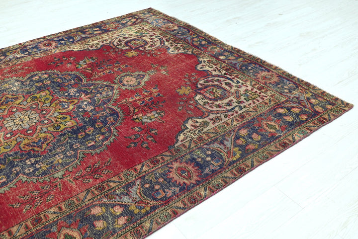 red Large rug 6' 7" x 9' 8"