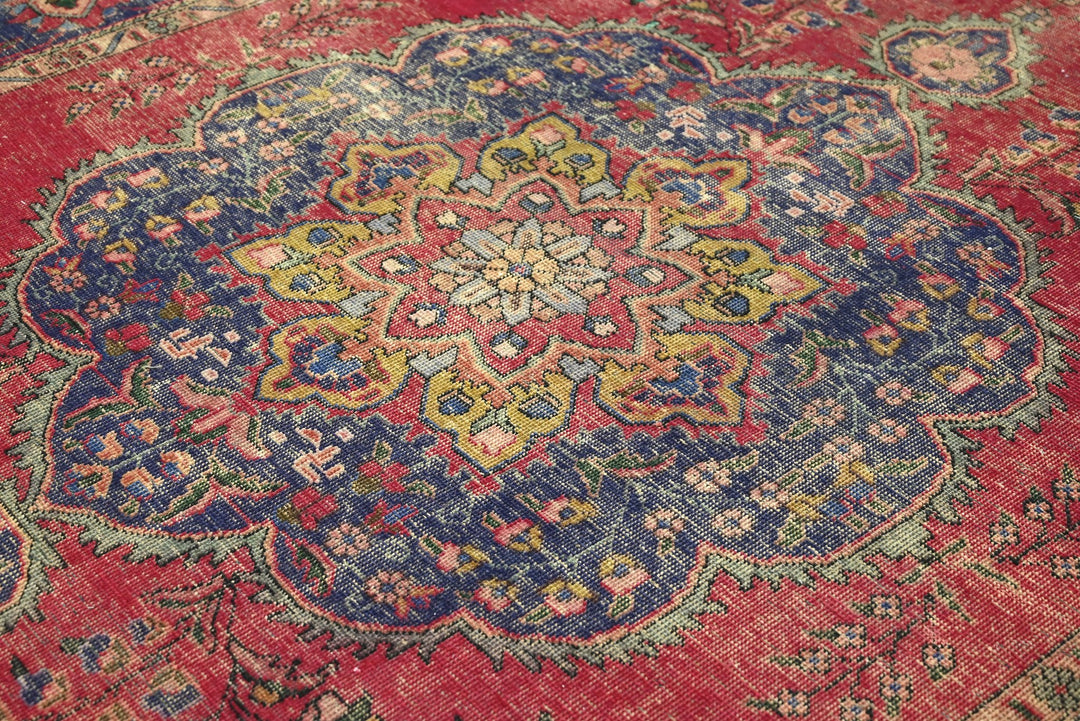 red Large rug 6' 7" x 9' 8"
