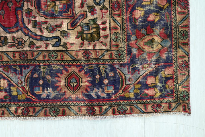 red Large rug 6' 7" x 9' 8"