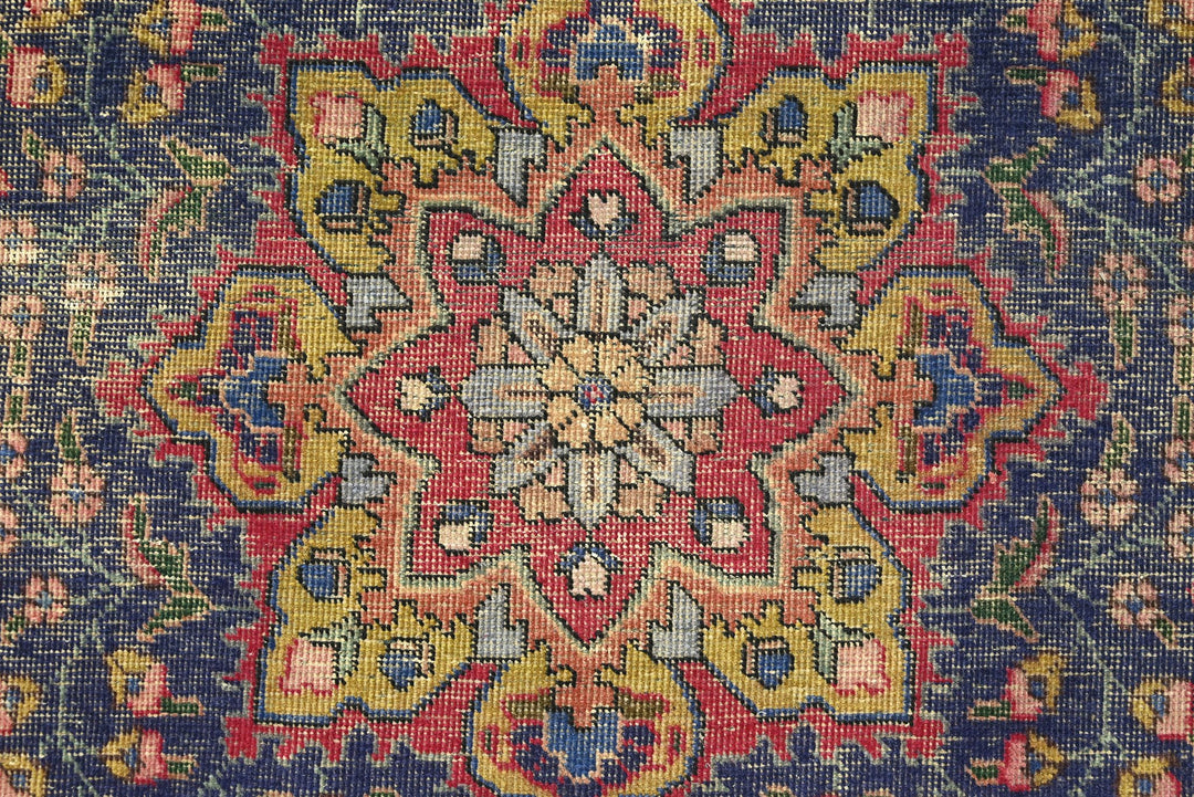 red Large rug 6' 7" x 9' 8"