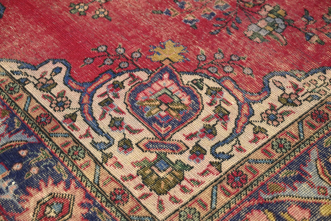 red Large rug 6' 7" x 9' 8"