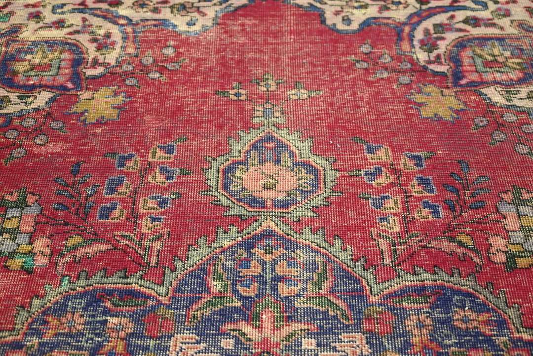 red Large rug 6' 7" x 9' 8"