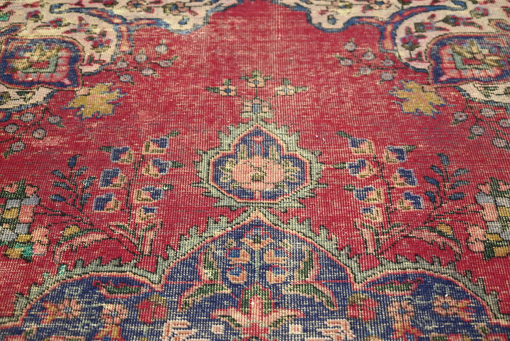 red Large rug 6' 7" x 9' 8"