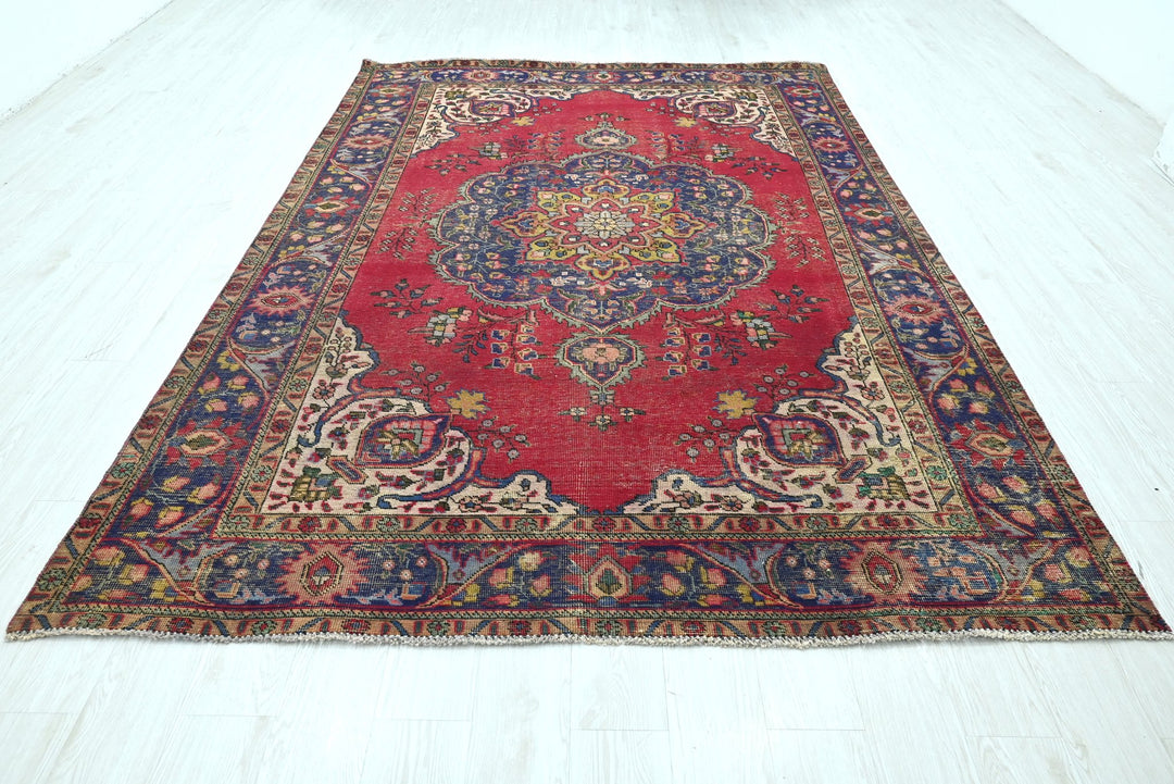 red Large rug 6' 7" x 9' 8"