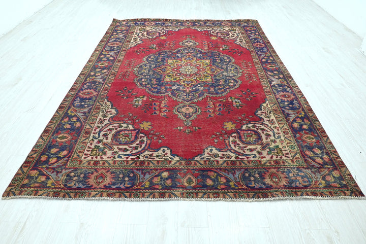 red Large rug 6' 7" x 9' 8"