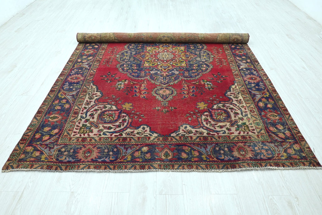 red Large rug 6' 7" x 9' 8"