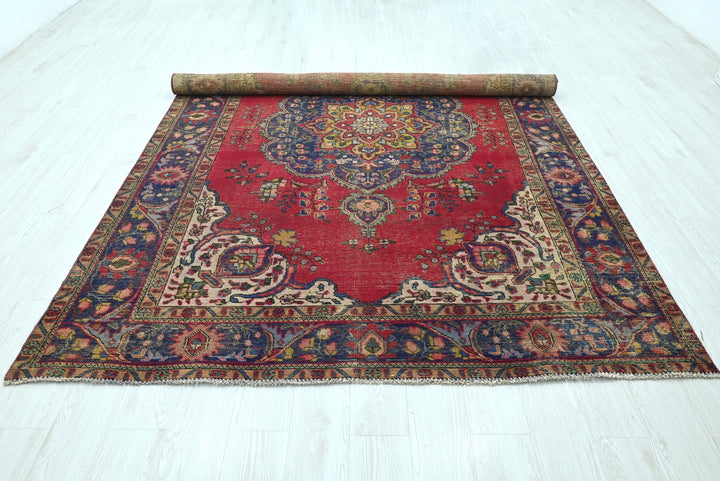 red Large rug 6' 7" x 9' 8"