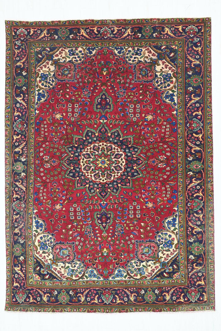 red Large rug 6' 6" x 9' 6"