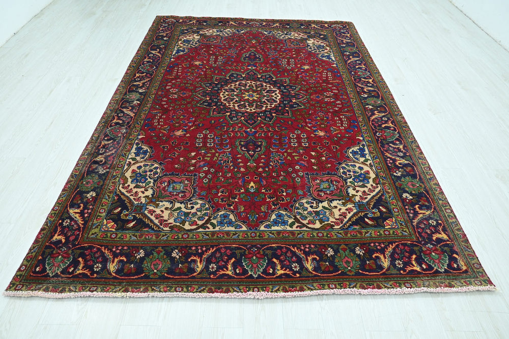 red Large rug 6' 6" x 9' 6"