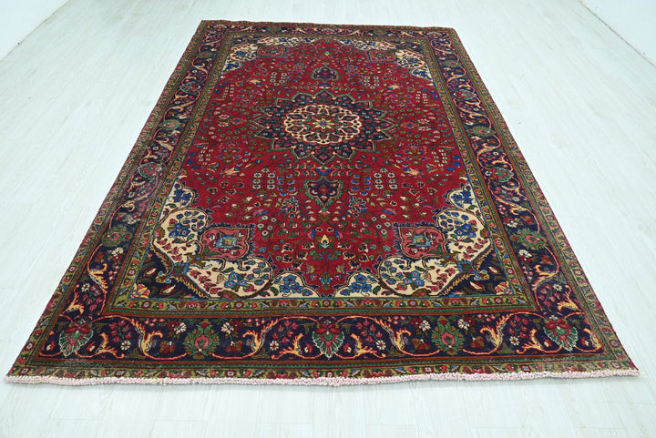 red Large rug 6' 6" x 9' 6"