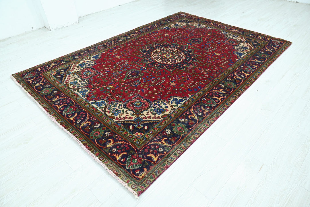red Large rug 6' 6" x 9' 6"