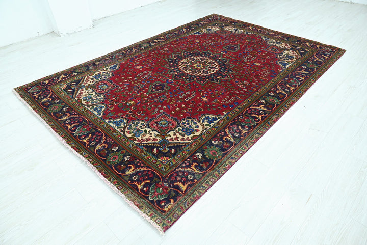 red Large rug 6' 6" x 9' 6"