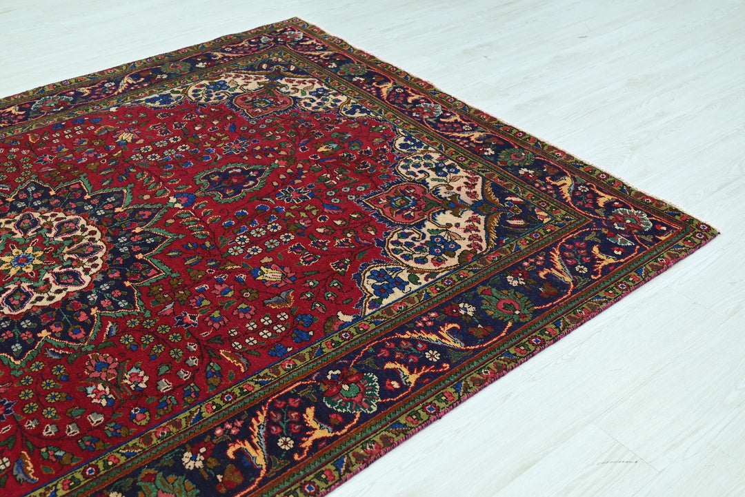 red Large rug 6' 6" x 9' 6"