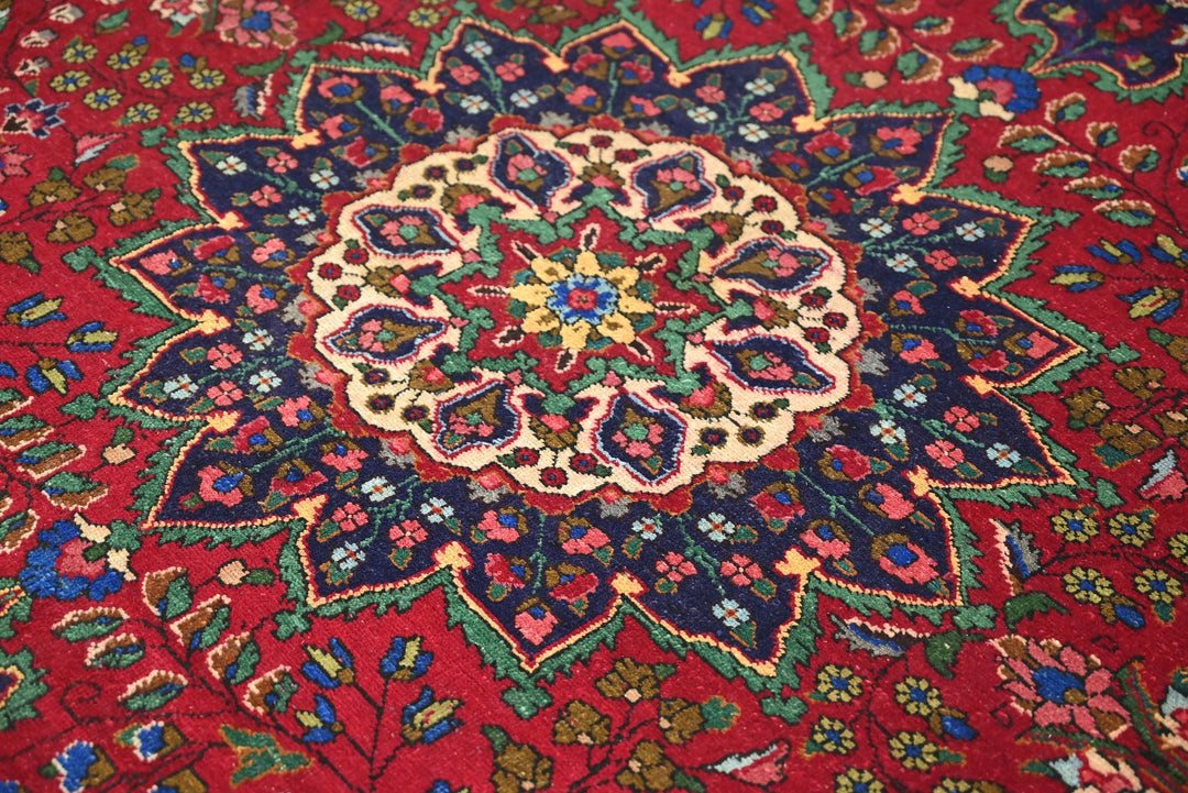 red Large rug 6' 6" x 9' 6"