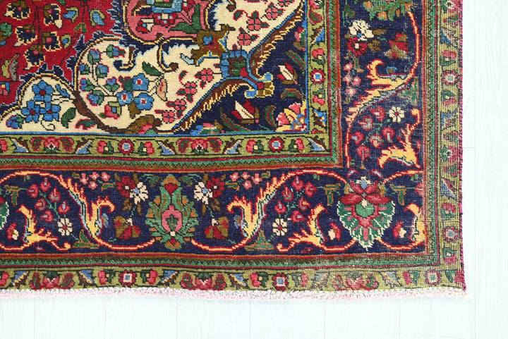 red Large rug 6' 6" x 9' 6"