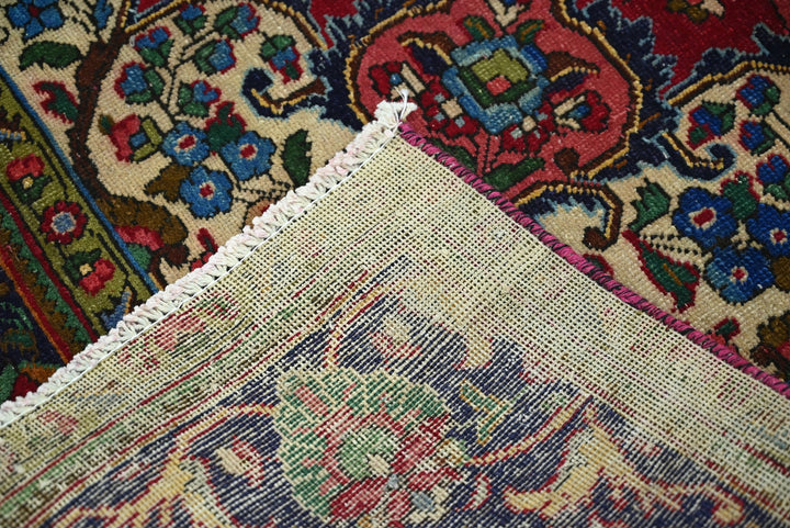 red Large rug 6' 6" x 9' 6"