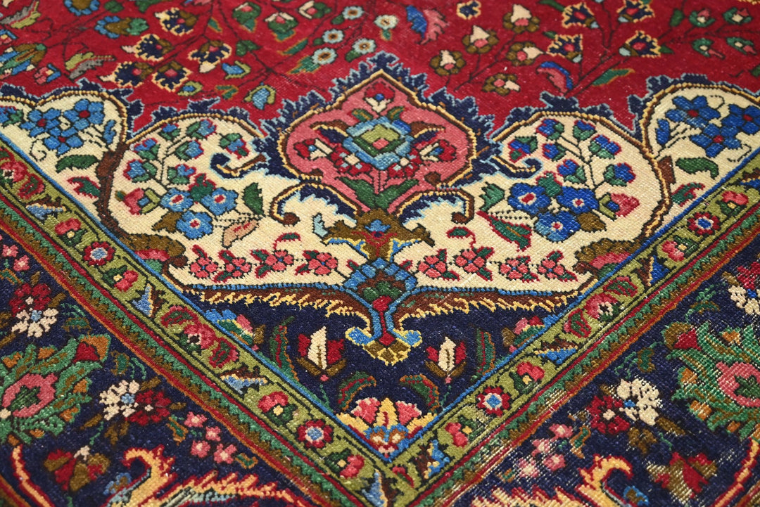 red Large rug 6' 6" x 9' 6"