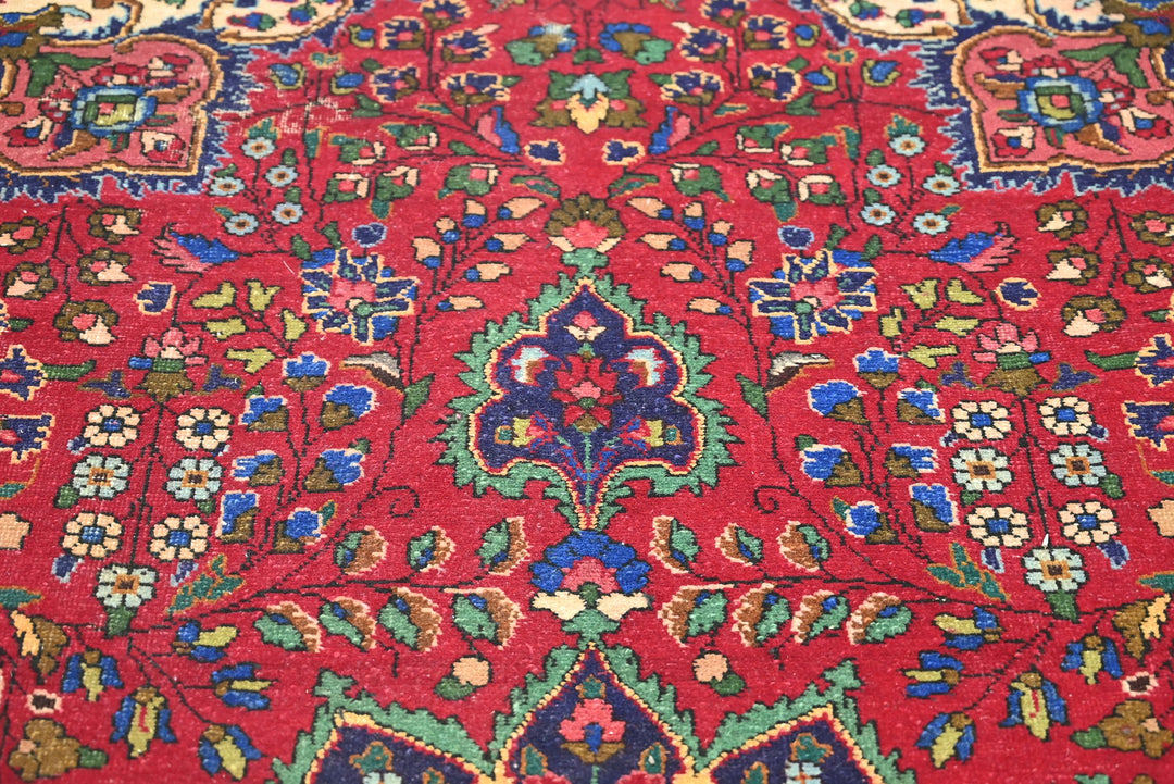 red Large rug 6' 6" x 9' 6"