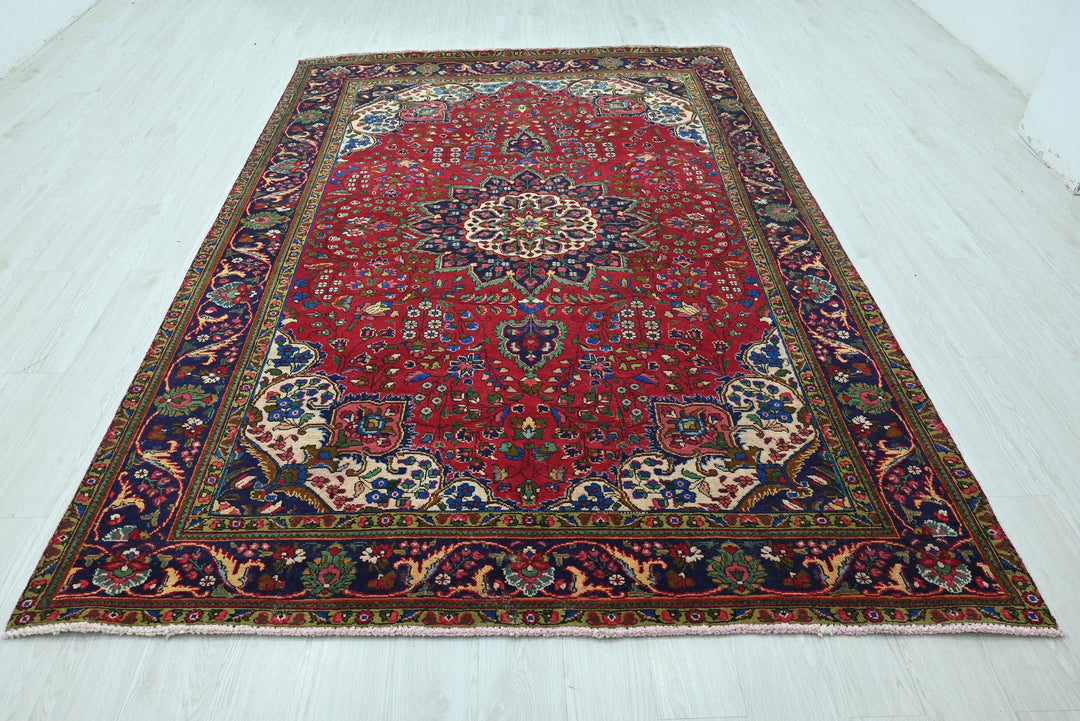 red Large rug 6' 6" x 9' 6"