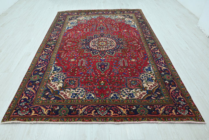 red Large rug 6' 6" x 9' 6"