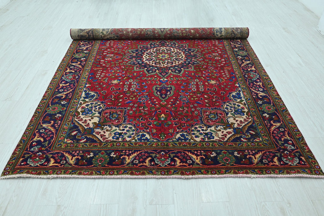 red Large rug 6' 6" x 9' 6"