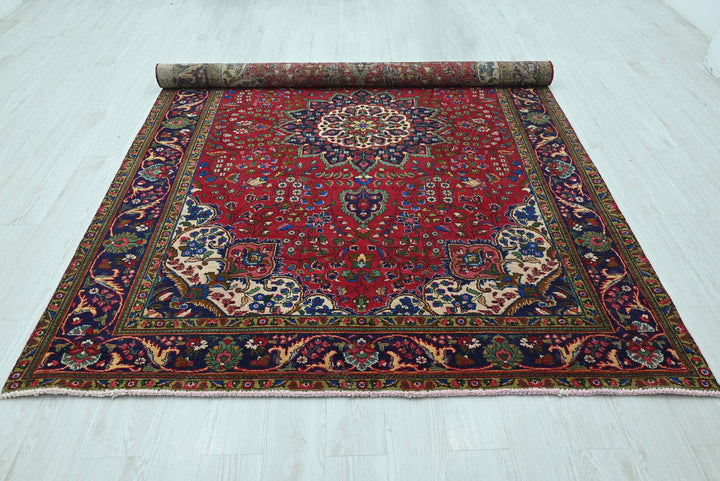 red Large rug 6' 6" x 9' 6"