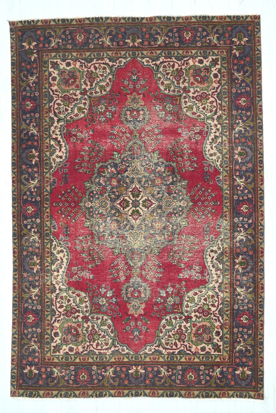 red Large rug 6' 6" x 9' 11"