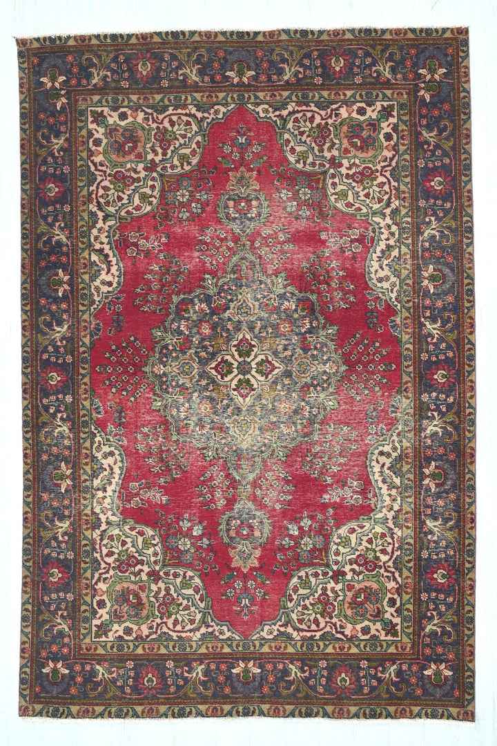 red Large rug 6' 6" x 9' 11"