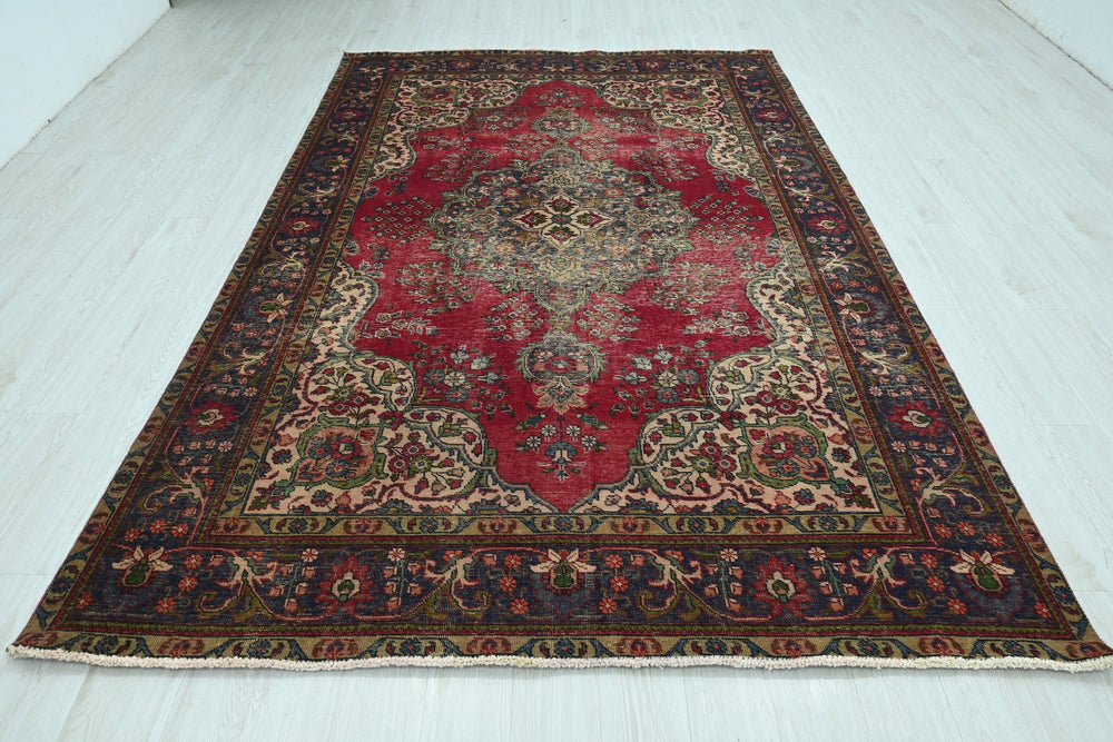 red Large rug 6' 6" x 9' 11"