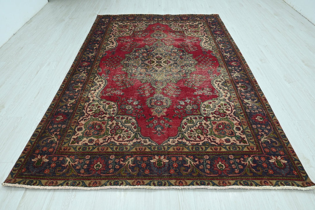 red Large rug 6' 6" x 9' 11"