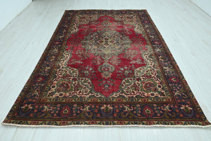 red Large rug 6' 6" x 9' 11"