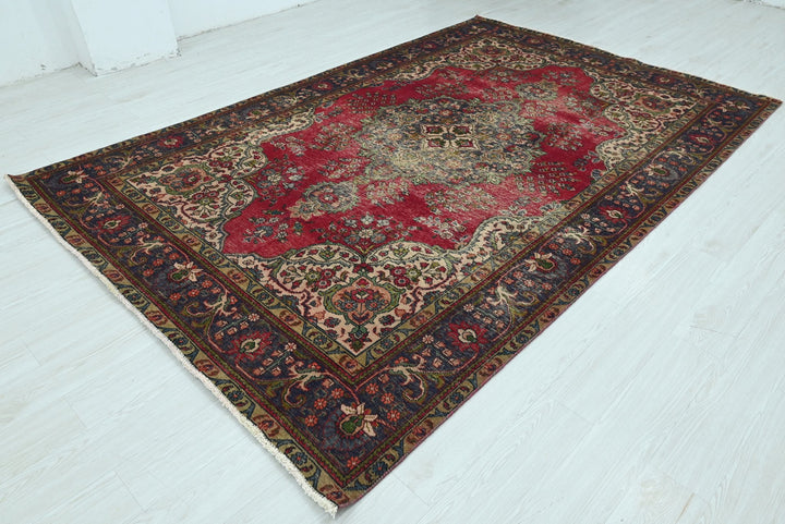 red Large rug 6' 6" x 9' 11"