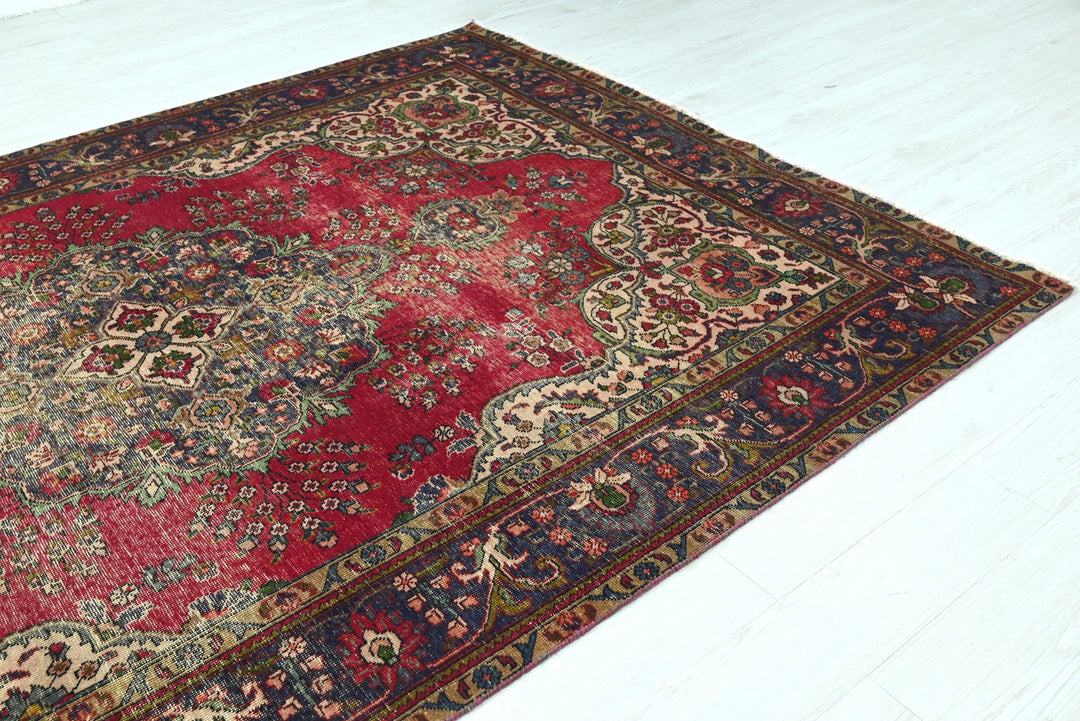 red Large rug 6' 6" x 9' 11"