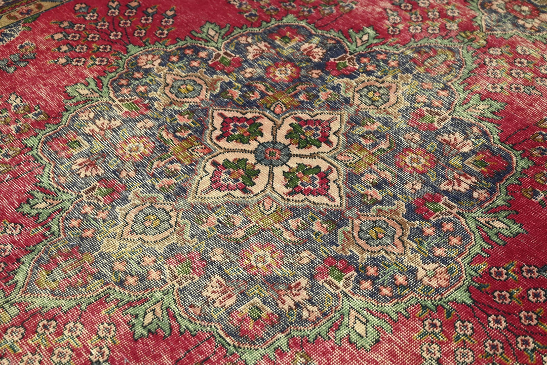 red Large rug 6' 6" x 9' 11"