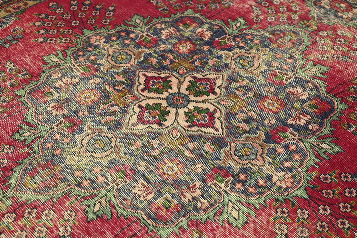 red Large rug 6' 6" x 9' 11"