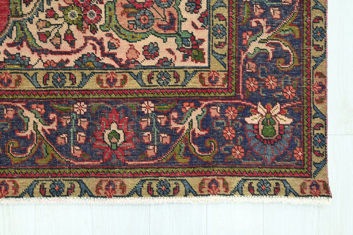 red Large rug 6' 6" x 9' 11"
