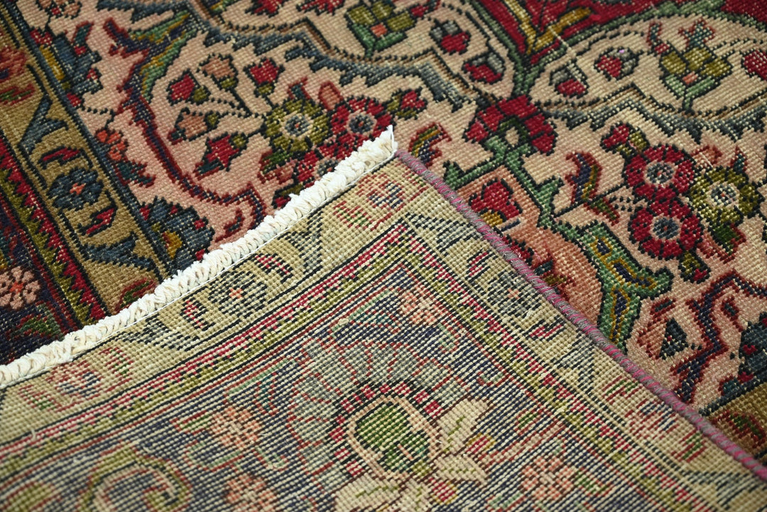 red Large rug 6' 6" x 9' 11"