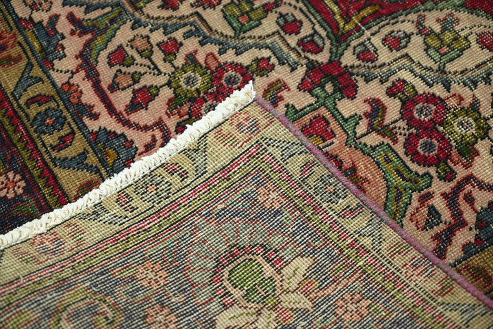 red Large rug 6' 6" x 9' 11"