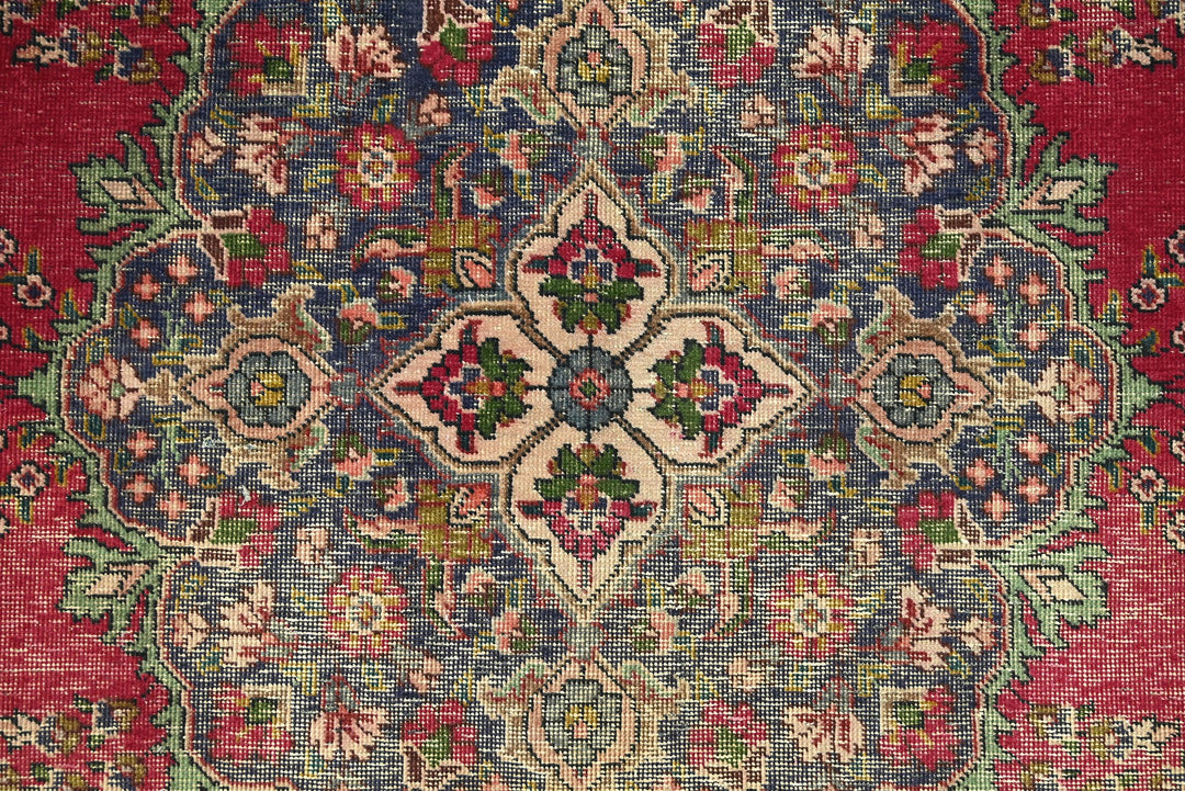 red Large rug 6' 6" x 9' 11"
