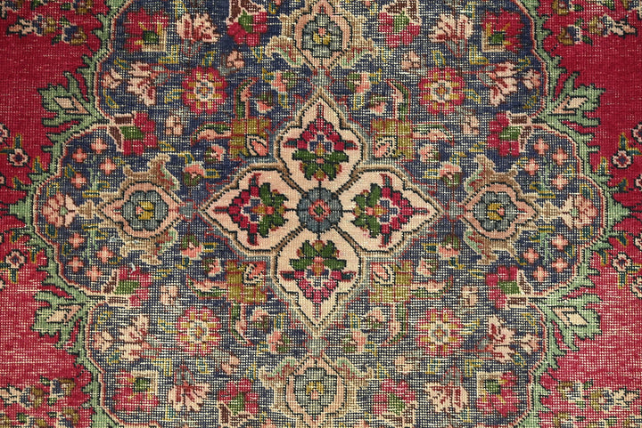 red Large rug 6' 6" x 9' 11"