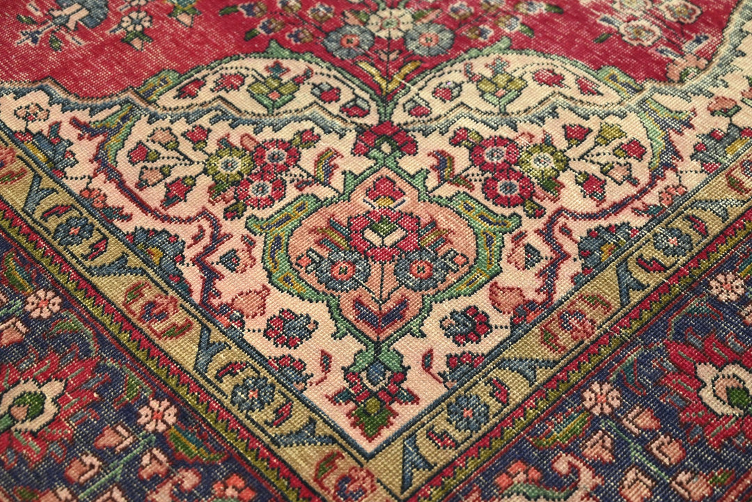 red Large rug 6' 6" x 9' 11"