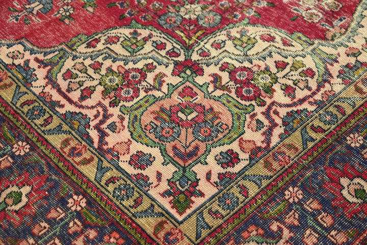 red Large rug 6' 6" x 9' 11"