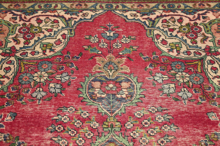 red Large rug 6' 6" x 9' 11"