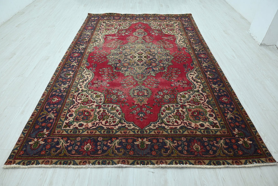 red Large rug 6' 6" x 9' 11"