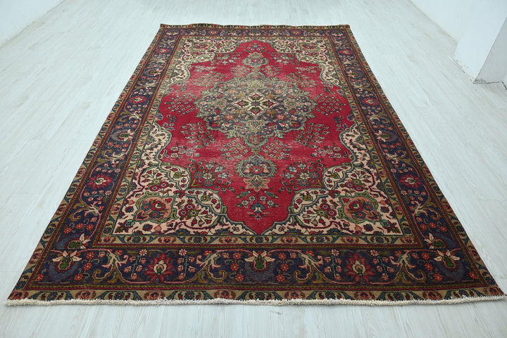 red Large rug 6' 6" x 9' 11"