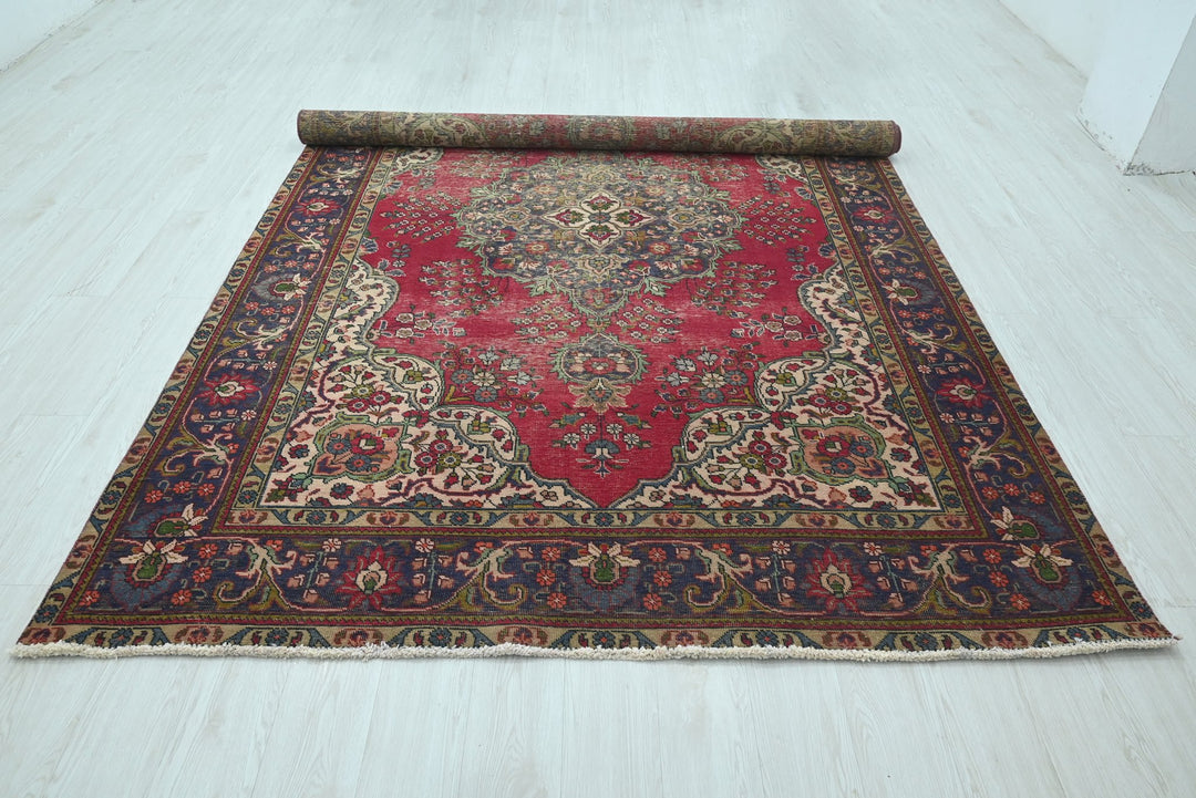 red Large rug 6' 6" x 9' 11"