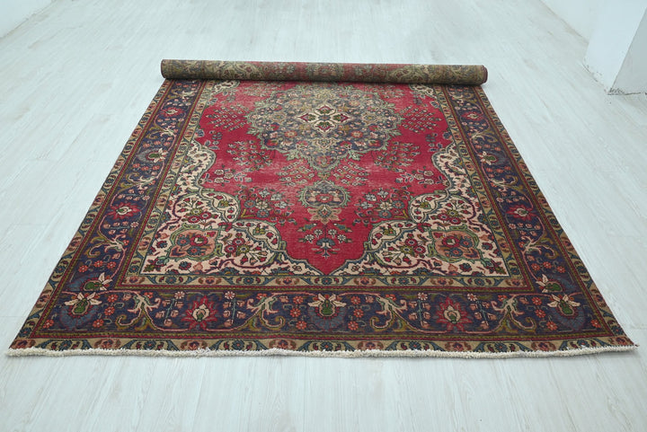 red Large rug 6' 6" x 9' 11"