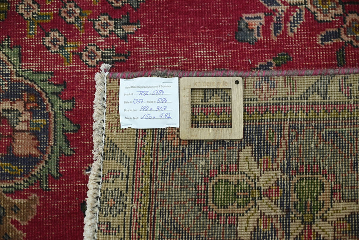 red Large rug 6' 6" x 9' 11"