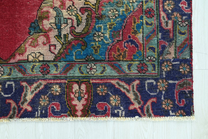 red Medium rug 6' 0" x 8' 11"